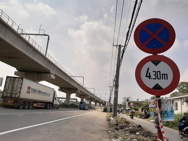 Vụ sập dầm cầu bộ hành: Xe container cao 4,2m sao không lọt cầu có tĩnh không 4,75m? Vu sap dam cau bo hanh: Xe container cao 4,2m sao khong lot cau co tinh khong 4,75m?