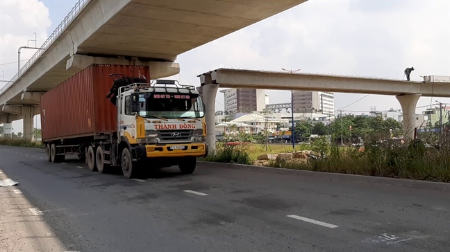 Vụ sập dầm cầu bộ hành: Xe container cao 4,2m sao không lọt cầu có tĩnh không 4,75m? Vu sap dam cau bo hanh: Xe container cao 4,2m sao khong lot cau co tinh khong 4,75m?