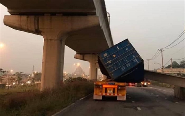 Vụ sập dầm cầu bộ hành: Xe container cao 4,2m sao không lọt cầu có tĩnh không 4,75m? Vu sap dam cau bo hanh: Xe container cao 4,2m sao khong lot cau co tinh khong 4,75m?