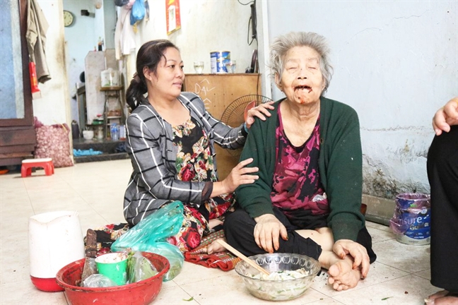 'Còn mẹ là con hạnh phúc rồi, mẹ ơi!' 'Con me la con hanh phuc roi, me oi!'