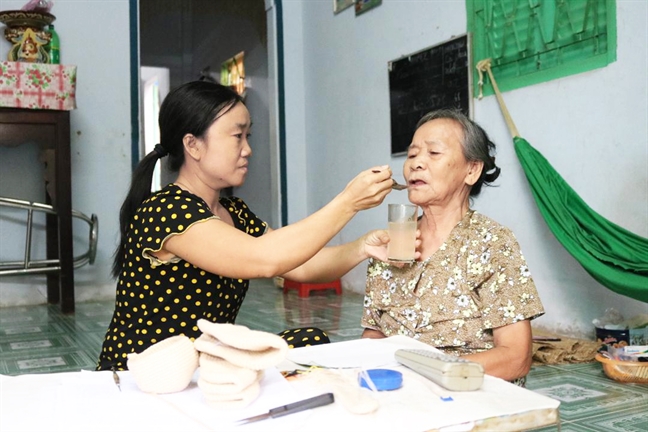 'Còn mẹ là con hạnh phúc rồi, mẹ ơi!' 'Con me la con hanh phuc roi, me oi!'