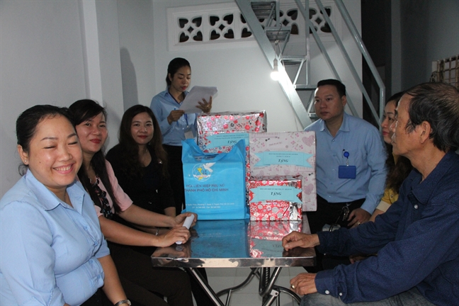 Trao nhà tình thương cho người mẹ có con trai bị viêm gan C giai đoạn cuối Trao nha tinh thuong cho nguoi me co con trai bi viem gan C giai doan cuoi