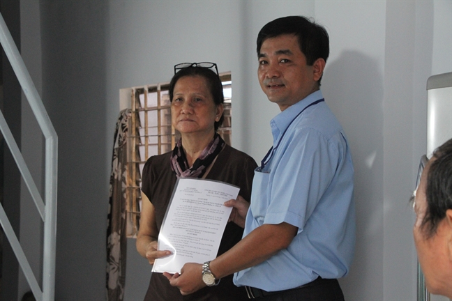 Trao nhà tình thương cho người mẹ có con trai bị viêm gan C giai đoạn cuối Trao nha tinh thuong cho nguoi me co con trai bi viem gan C giai doan cuoi