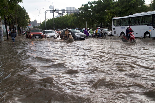 'Rốn ngập' đường Nguyễn Hữu Cảnh vô hiệu hóa cả máy bơm thông minh, bao giờ hết ngập? 'Ron ngap' duong Nguyen Huu Canh vo hieu hoa ca may bom thong minh, bao gio het ngap?