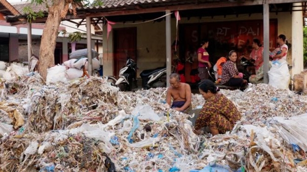 Rác thải phương Tây đầu độc thức ăn của người dân Indonesia Rac thai phuong Tay dau doc thuc an cua nguoi dan Indonesia