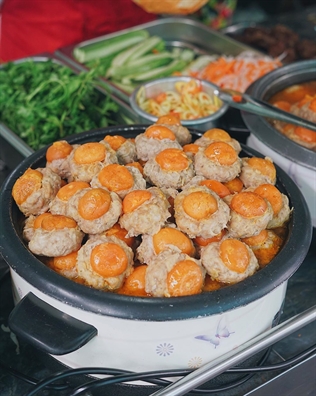 Tiệm bánh mì kết hợp với trứng muối độc lạ bánh hơn 600 chiếc mỗi ngày Tiem banh mi ket hop voi trung muoi doc la banh hon 600 chiec moi ngay