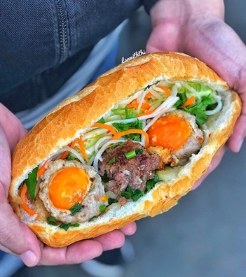 Tiệm bánh mì kết hợp với trứng muối độc lạ bánh hơn 600 chiếc mỗi ngày Tiem banh mi ket hop voi trung muoi doc la banh hon 600 chiec moi ngay