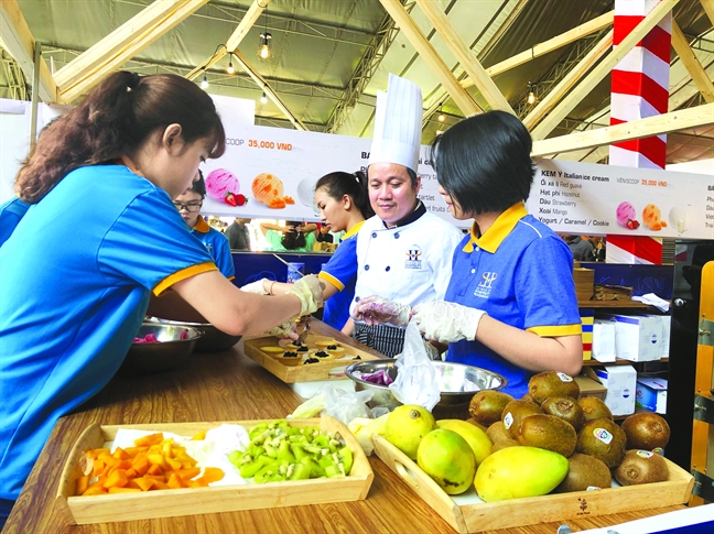 Diễn đàn ‘Phát triển TP.HCM thông minh, sáng tạo’ - Nguồn nhân lực du lịch dồi dào đang bị bỏ ngỏ Dien dan ‘Phat trien TP.HCM thong minh, sang tao’ - Nguon nhan luc du lich doi dao dang bi bo ngo