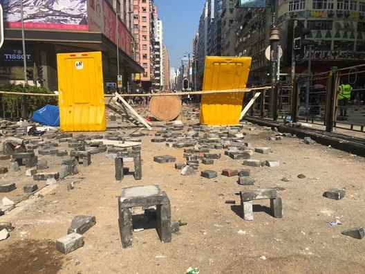 Cảnh sát Hồng Kông mở đường cho sinh viên rời khỏi Đại học Bách khoa Canh sat Hong Kong mo duong cho sinh vien roi khoi Dai hoc Bach khoa