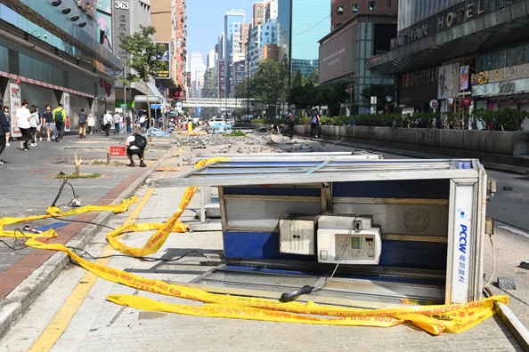 Cảnh sát Hồng Kông mở đường cho sinh viên rời khỏi Đại học Bách khoa Canh sat Hong Kong mo duong cho sinh vien roi khoi Dai hoc Bach khoa