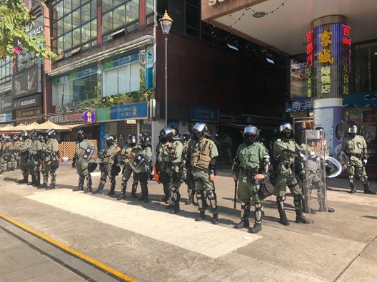 Cảnh sát Hồng Kông mở đường cho sinh viên rời khỏi Đại học Bách khoa Canh sat Hong Kong mo duong cho sinh vien roi khoi Dai hoc Bach khoa