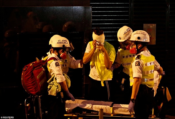 Cảnh sát Hồng Kông mở đường cho sinh viên rời khỏi Đại học Bách khoa Canh sat Hong Kong mo duong cho sinh vien roi khoi Dai hoc Bach khoa