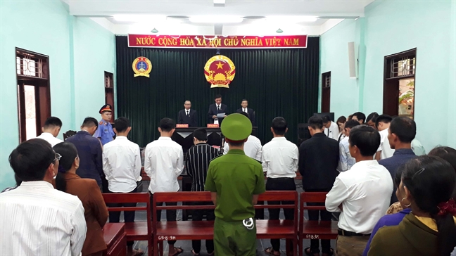 Nhóm nam sinh cấp 3 hiếp dâm tập thể bị kết án 49 năm 11 tháng tù Nhom nam sinh cap 3 hiep dam tap the bi ket an 49 nam 11 thang tu
