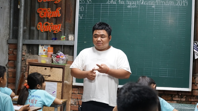Thầy giáo tay ngang và những đứa trẻ không được đến trường Thay giao tay ngang va nhung dua tre khong duoc den truong