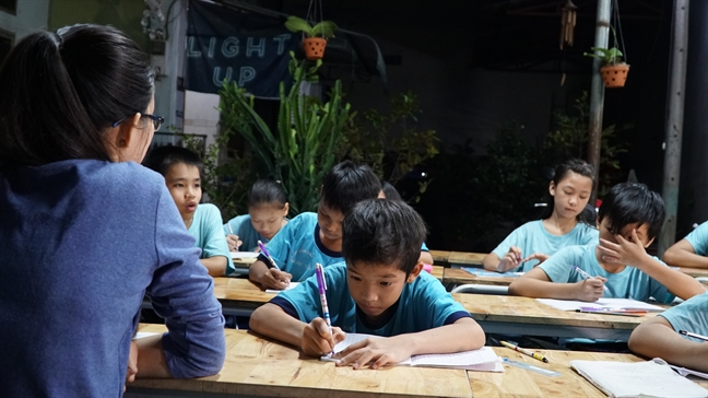 Thầy giáo tay ngang và những đứa trẻ không được đến trường Thay giao tay ngang va nhung dua tre khong duoc den truong