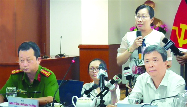 Sao lại để nhân viên nam vào nơi ở của nữ ban đêm? Sao lai de nhan vien nam vao noi o cua nu ban dem?