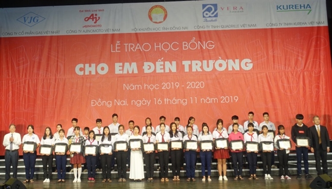Tỉnh Đồng Nai: 400 học sinh hiếu học nhận học bổng từ quỹ ‘Cho em đến trường’ Tinh Dong Nai: 400 hoc sinh hieu hoc nhan hoc bong tu quy ‘Cho em den truong’