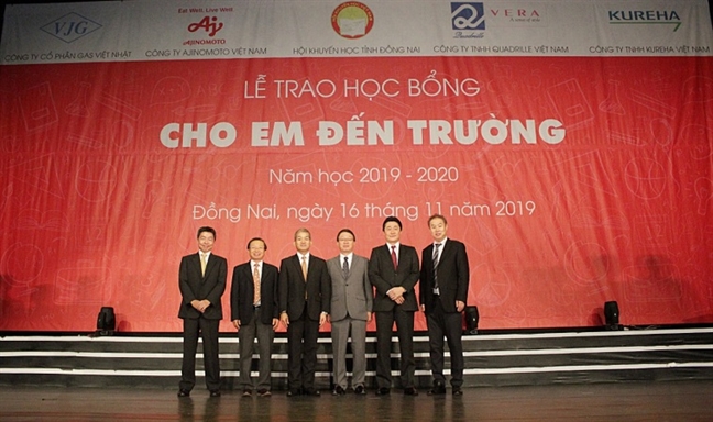 Tỉnh Đồng Nai: 400 học sinh hiếu học nhận học bổng từ quỹ ‘Cho em đến trường’ Tinh Dong Nai: 400 hoc sinh hieu hoc nhan hoc bong tu quy ‘Cho em den truong’