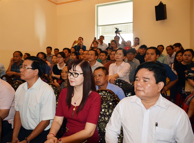 Tái hiện màn Công tử Bạc Liêu trao kiềng vàng cho người đẹp Tai hien man Cong tu Bac Lieu trao kieng vang cho nguoi dep