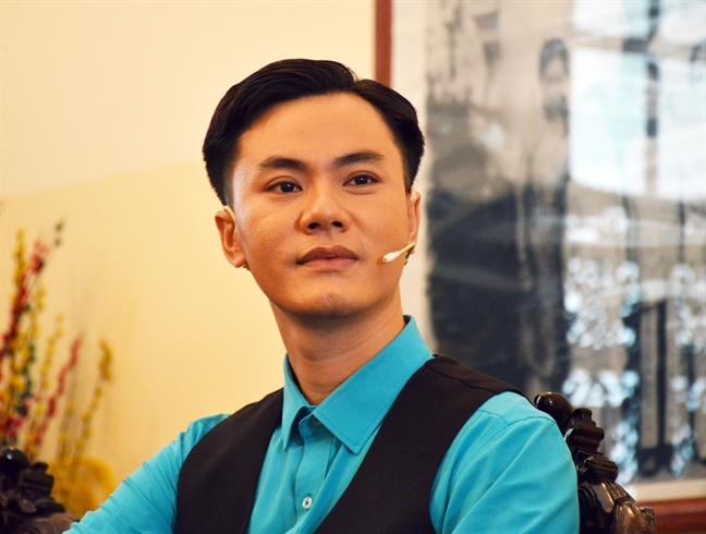 Tái hiện màn Công tử Bạc Liêu trao kiềng vàng cho người đẹp Tai hien man Cong tu Bac Lieu trao kieng vang cho nguoi dep