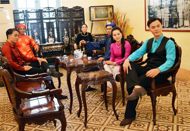 Tái hiện màn Công tử Bạc Liêu trao kiềng vàng cho người đẹp Tai hien man Cong tu Bac Lieu trao kieng vang cho nguoi dep