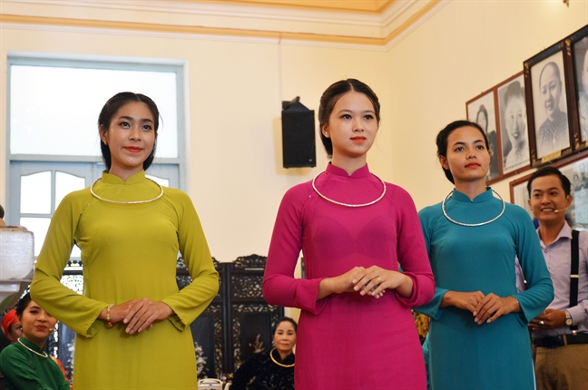 Tái hiện màn Công tử Bạc Liêu trao kiềng vàng cho người đẹp Tai hien man Cong tu Bac Lieu trao kieng vang cho nguoi dep