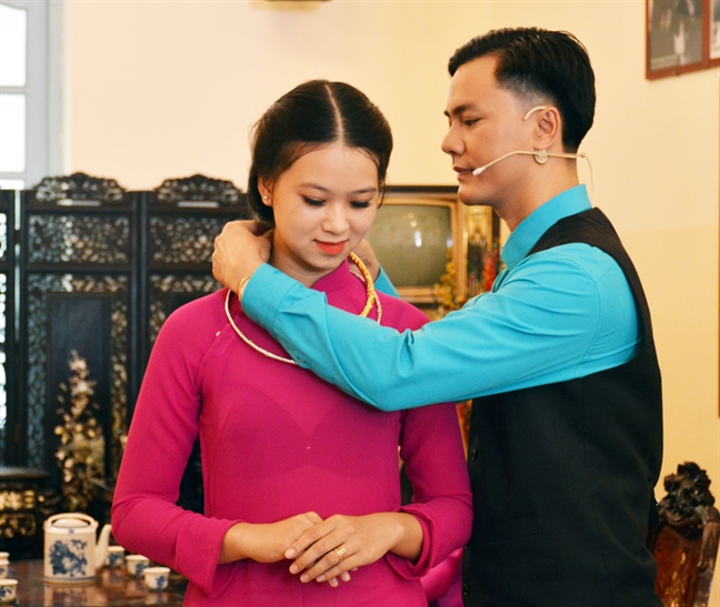 Tái hiện màn Công tử Bạc Liêu trao kiềng vàng cho người đẹp Tai hien man Cong tu Bac Lieu trao kieng vang cho nguoi dep