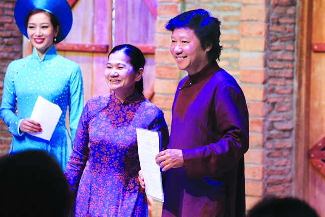 Trung Quốc đã chớp 'sơ hở' của chúng ta để triển khai 'xâm lăng văn hóa' qua chiếc áo dài Trung Quoc da chop 'so ho' cua chung ta de trien khai 'xam lang van hoa' qua chiec ao dai