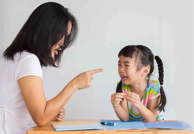 Con nhảy lầu tự tử vì giận mẹ lục điện thoại, bạn sợ không? Con nhay lau tu tu vi gian me luc dien thoai, ban so khong?