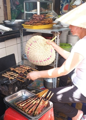 Quán bún thịt nướng 'Nam lai Bắc' tuổi đời hơn nửa thế kỉ ẩn mình dưới chung cư Nguyễn Huệ Quan bun thit nuong 'Nam lai Bac' tuoi doi hon nua the ki an minh duoi chung cu Nguyen Hue