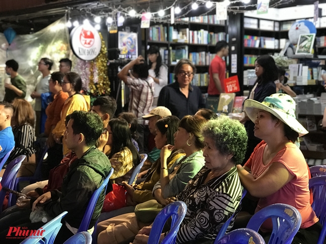 Khán giả đội mưa thưởng thức 2 giọng ca khuyết tật hát cải lương Khan gia doi mua thuong thuc 2 giong ca khuyet tat hat cai luong
