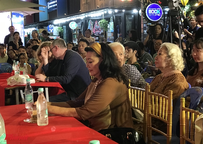 Khán giả đội mưa thưởng thức 2 giọng ca khuyết tật hát cải lương Khan gia doi mua thuong thuc 2 giong ca khuyet tat hat cai luong
