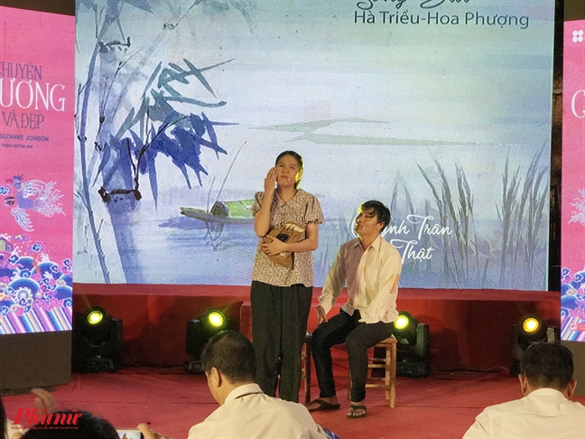 Khán giả đội mưa thưởng thức 2 giọng ca khuyết tật hát cải lương Khan gia doi mua thuong thuc 2 giong ca khuyet tat hat cai luong