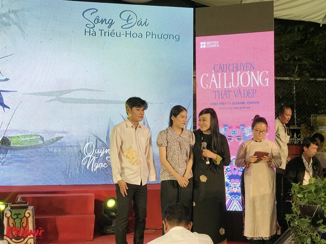 Khán giả đội mưa thưởng thức 2 giọng ca khuyết tật hát cải lương Khan gia doi mua thuong thuc 2 giong ca khuyet tat hat cai luong