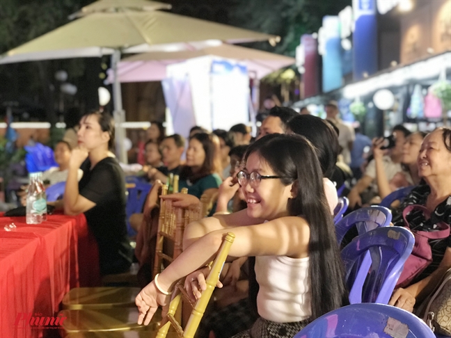 Khán giả đội mưa thưởng thức 2 giọng ca khuyết tật hát cải lương Khan gia doi mua thuong thuc 2 giong ca khuyet tat hat cai luong
