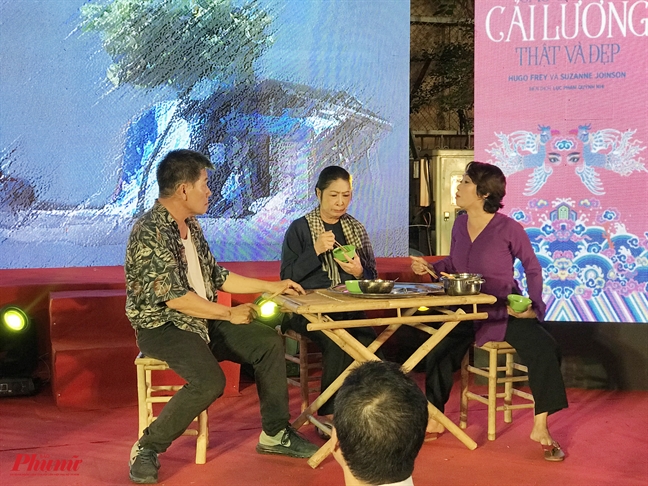 Khán giả đội mưa thưởng thức 2 giọng ca khuyết tật hát cải lương Khan gia doi mua thuong thuc 2 giong ca khuyet tat hat cai luong
