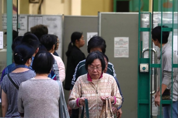 Hồng Kông bắt đầu bầu cử trong ôn hòa, cảnh sát quyết giữ vững an ninh Hong Kong bat dau bau cu trong on hoa, canh sat quyet giu vung an ninh