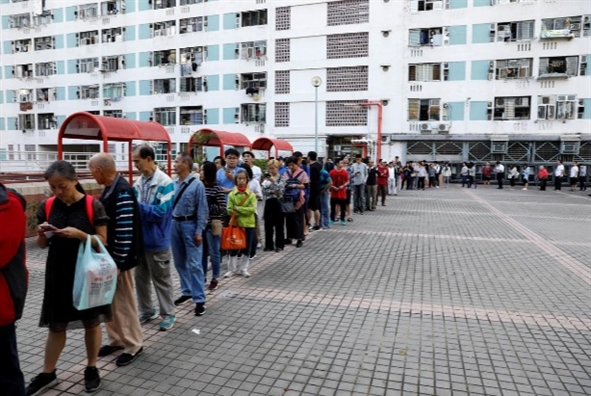 Hồng Kông bắt đầu bầu cử trong ôn hòa, cảnh sát quyết giữ vững an ninh Hong Kong bat dau bau cu trong on hoa, canh sat quyet giu vung an ninh