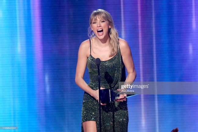 Taylor Swift xô đổ kỷ lục của Michael Jackson tại 'American Music Awards' Taylor Swift xo do ky luc cua Michael Jackson tai 'American Music Awards'