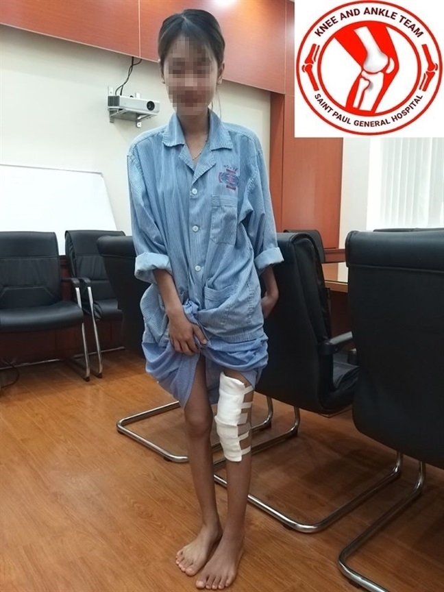 Thay khớp gối giúp nữ sinh 16 tuổi bị ung thư xương đi lại trên đôi chân của mình Thay khop goi giup nu sinh 16 tuoi bi ung thu xuong di lai tren doi chan cua minh