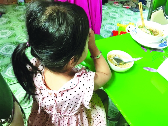 Cha của cô giáo mầm non bị tố cáo xâm hại bé gái 4 tuổi Cha cua co giao mam non bi to cao xam hai be gai 4 tuoi