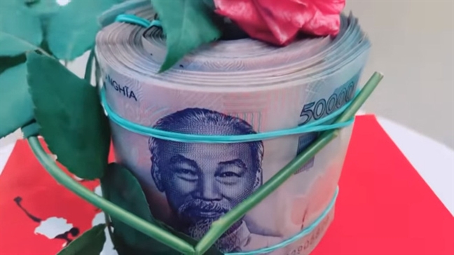 Vì sao chị em bàn tán cách tặng cục tiền cho vợ của Công Vinh? Vi sao chi em ban tan cach tang cuc tien cho vo cua Cong Vinh?