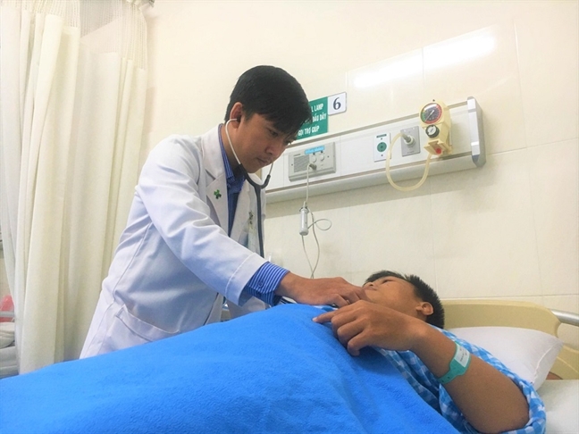Đang đá bóng bỗng xuất hiện... cơn đột quỵ Dang da bong bong xuat hien... con dot quy