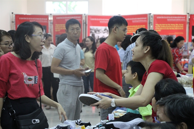 Cận cảnh 'chợ phiên' đặc biệt của những chị em kinh doanh siêu nhỏ Can canh 'cho phien' dac biet cua nhung chi em kinh doanh sieu nho