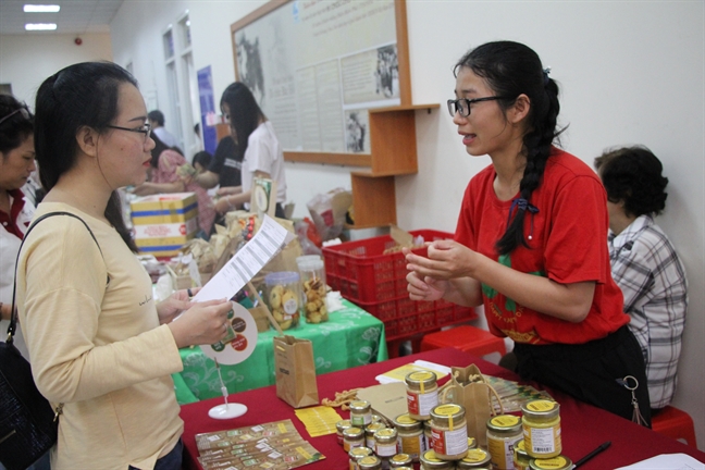 Cận cảnh 'chợ phiên' đặc biệt của những chị em kinh doanh siêu nhỏ Can canh 'cho phien' dac biet cua nhung chi em kinh doanh sieu nho
