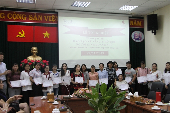 Cận cảnh 'chợ phiên' đặc biệt của những chị em kinh doanh siêu nhỏ Can canh 'cho phien' dac biet cua nhung chi em kinh doanh sieu nho