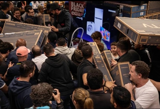 Black Friday lại chứng kiến những cuộc chiến tranh giành hàng giảm giá Black Friday lai chung kien nhung cuoc chien tranh gianh hang giam gia