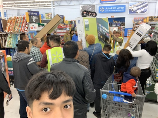 Black Friday lại chứng kiến những cuộc chiến tranh giành hàng giảm giá Black Friday lai chung kien nhung cuoc chien tranh gianh hang giam gia
