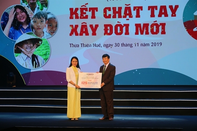 20 năm lũ lớn miền Trung: 'Kết chặt tay, dựng đời mới' 20 nam lu lon mien Trung: 'Ket chat tay, dung doi moi'