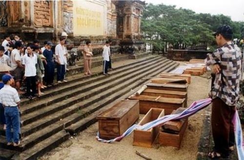 20 năm lũ lớn miền Trung: 'Kết chặt tay, dựng đời mới' 20 nam lu lon mien Trung: 'Ket chat tay, dung doi moi'